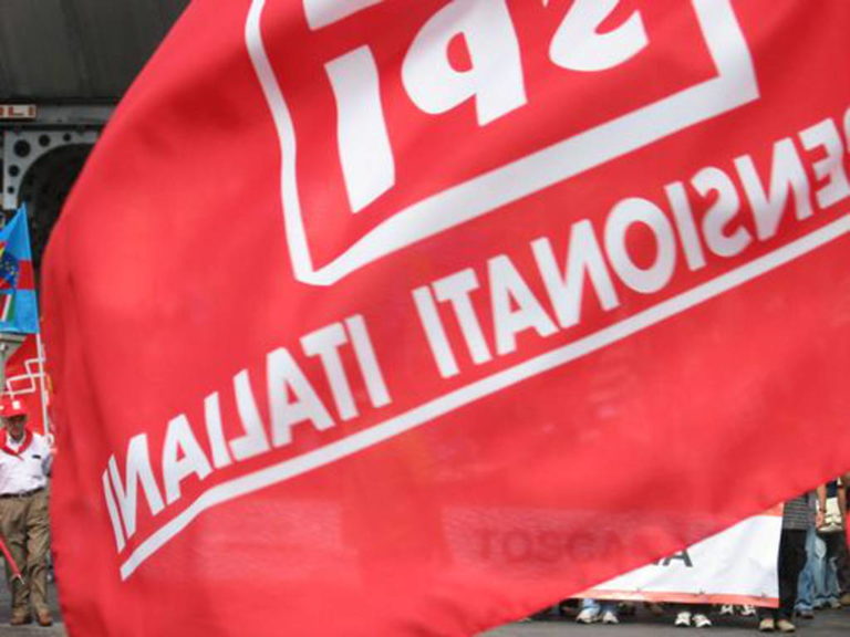 Il 1 maggio bruciata una bandiera del sindacato a Montemurlo