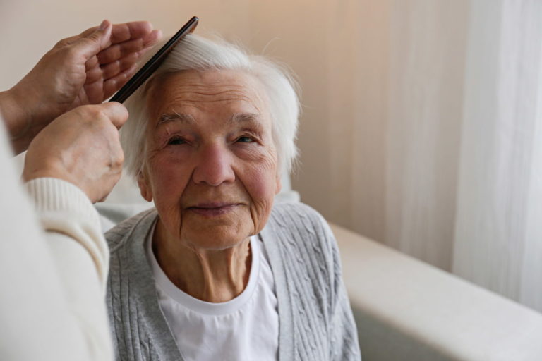 Che cosa prevede la legge sulla non autosufficienza delle persone anziane
