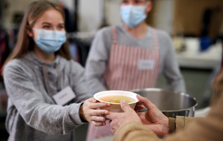 Rapporto su “Povertà e inclusione sociale in Toscana”: una famiglia su dieci arriva a fine mese con grande difficoltà