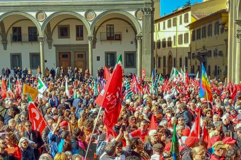 Spi Cgil Toscana in piazza per difendere scuola e Costituzione (Foto e video)