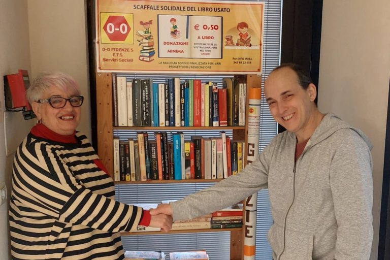Scaffale solidale di libri usati alla sede Spi Q5 Firenze