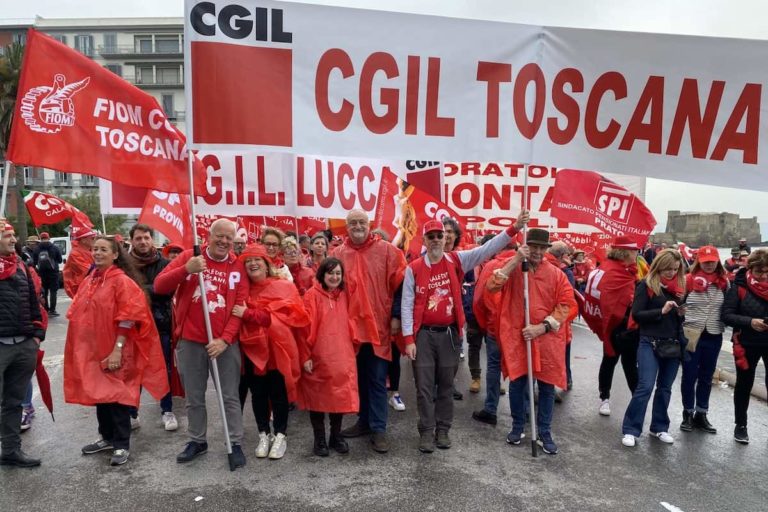 Folta delegazione Cgil Toscana alla manifestazione di Napoli