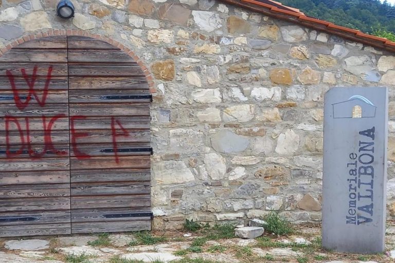 Vandalizzato memoriale Valibona, Lacaria: “Chi scrive quelle oscenità ha perso il senso della storia”