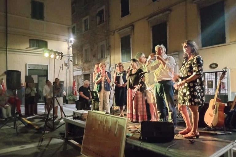 Carrara rende omaggio alle donne di “piazzetta”