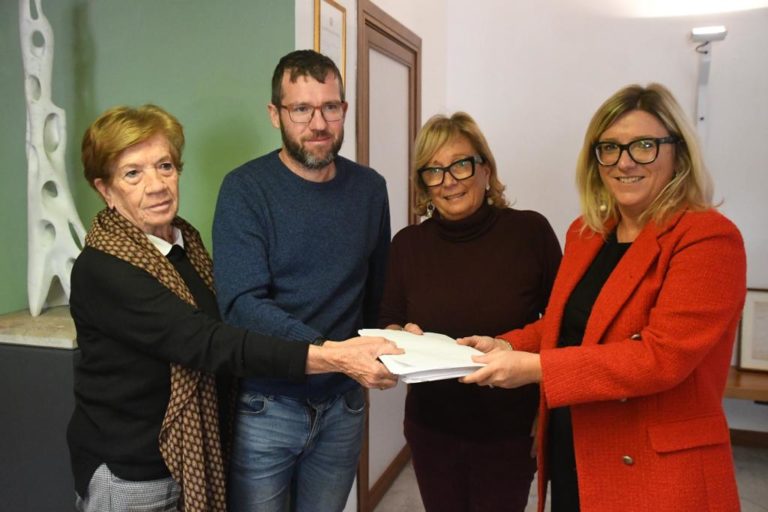 I segretari provinciali consegnano le firme raccolte: il 28 novembre a Carrara