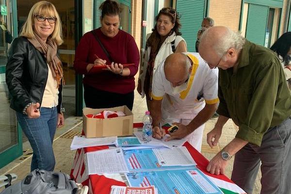 Diario delle cento piazze | 7. Grosseto Si firma anche davanti agli ospedali