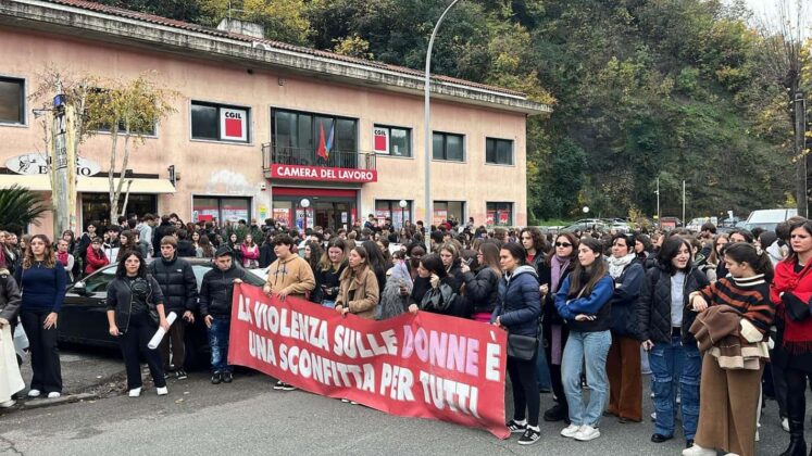 Manifestazione studenti Carrara donne 1