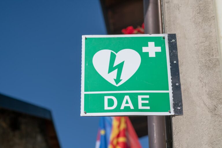 Una donazione salvavita: defibrillatore allo Spi di Pistoia